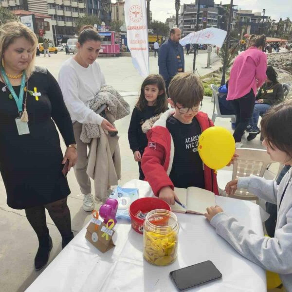 Kuşadası'nda düzenlenen 'Erken Tanı, Sağlıklı Gelecek' etkinliğinde çocuklar için yüz boyama ve çizgi film karakterleri ile eğlenceli aktiviteler düzenlendi.-4