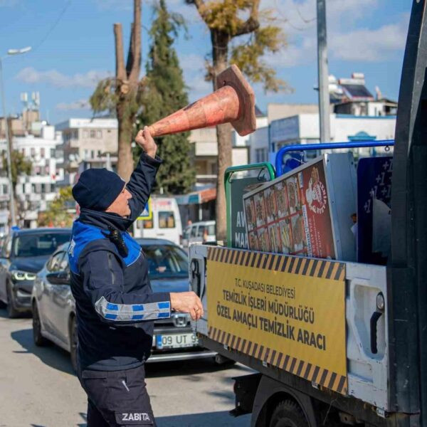 Kuşadası'ndaki kaldırımlar ve yaya yollarında yapılan denetimler.-2