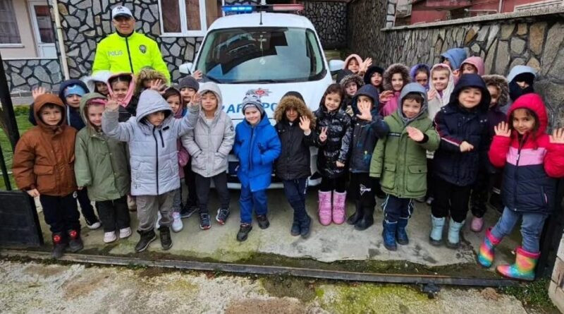 Kütahya İl Emniyet Müdürlüğü'nün Trafik Güvenliği Bilgilendirme Faaliyetleriyle 3.750 Kişi Eğlendi 1