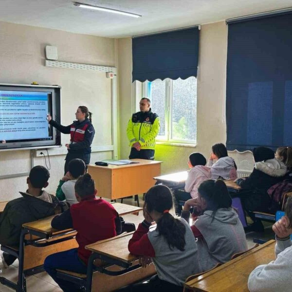 Kütahya İl Jandarma Komutanlığı personeli öğrencilere eğitim veriyor.-1