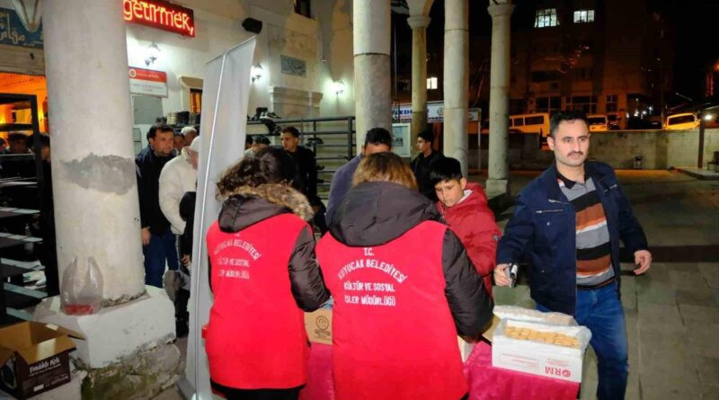 Kuyucak Belediyesi, Berat Kandili'nde Camilerde Kandil Simidi Dağıttı 1