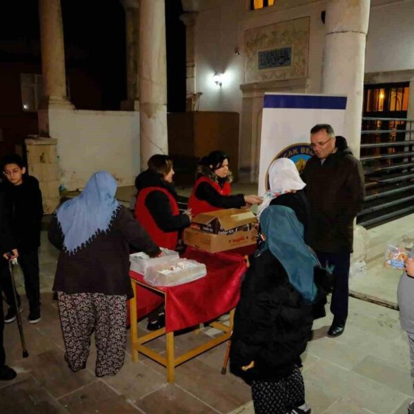 Kuyucak Belediyesi personeli camide kandil simidi dağıtıyor.-1