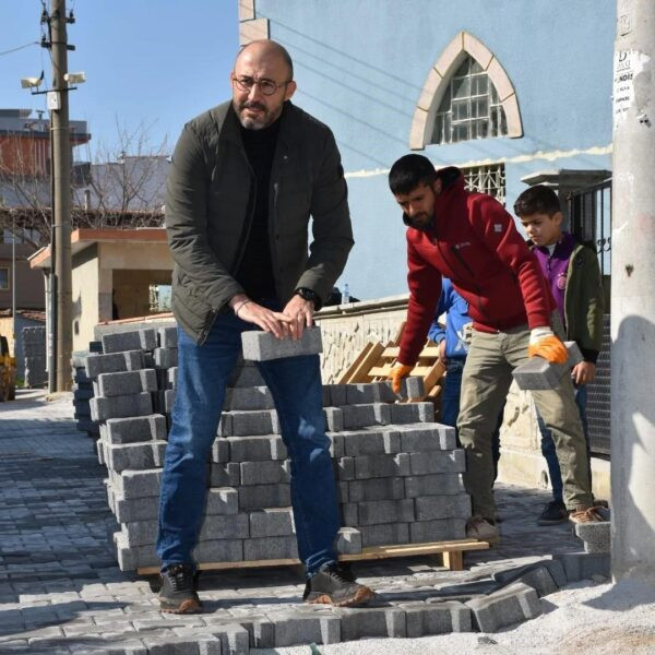 Mahalle sakinleri, Başkan Zencirci ile yol çalışmaları hakkında görüşüyor-2