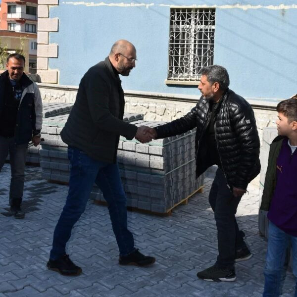 Mahalle sakinleri, Başkan Zencirci ile yol çalışmaları hakkında görüşüyor-4