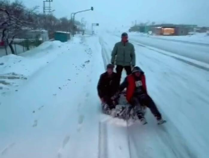 Malatya’da Traktör Lastiğiyle Kar Sörfü: Hem Eğlenceli Hem Tehlikeli