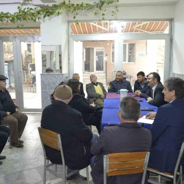 Malgaçemir Mahallesi sakinleri, Kaymakam Ateş'i karşılıyor.-2