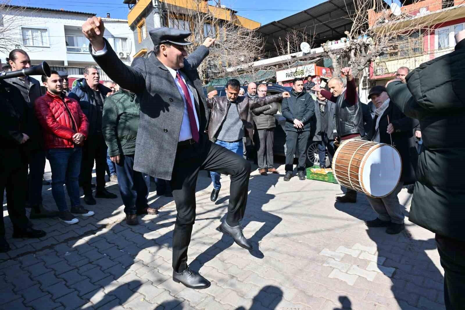 Manisa Büyükşehir Belediye Başkanı Ferdi Zeyrek, Akhisar’ın Selçikli Mahallesi’ndeki 50 Yıllık Su Sorununun Çözümüyle Mahalleye Ziyaret