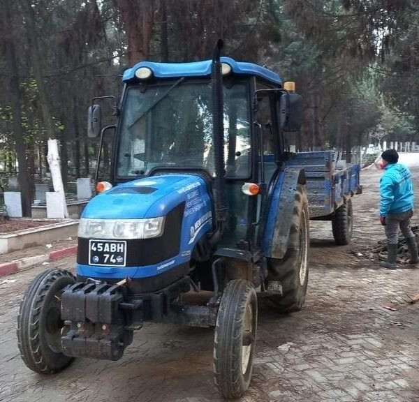 Manisa Büyükşehir Belediyesi ekipleri mezarlık bakımında-2