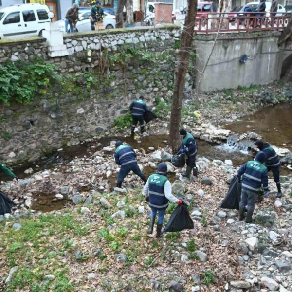 Manisa Büyükşehir Belediyesi ekiplerinin Çaybaşı Deresi'nde temizlik çalışması yaptığı görüntü.-5