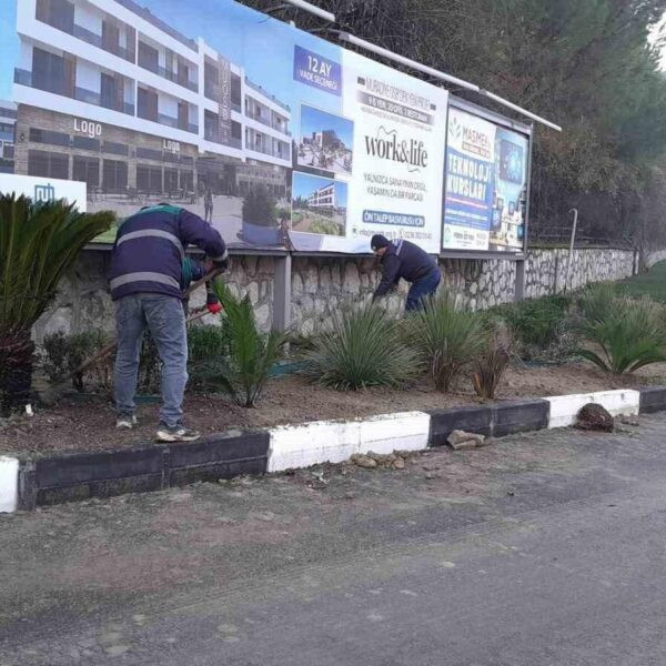 Manisa Büyükşehir Belediyesi'nin peyzaj düzenleme çalışmaları sonucunda Kırkağaç Saat Kulesi Meydanı.-1