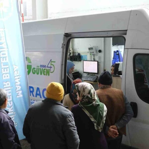 Manisa Büyükşehir Belediyesi'nin Soma'daki hava kirliliğinin etkilerini ölçmek için ücretsiz solunum fonksiyon testi yaptığını gösteren fotoğraf-3