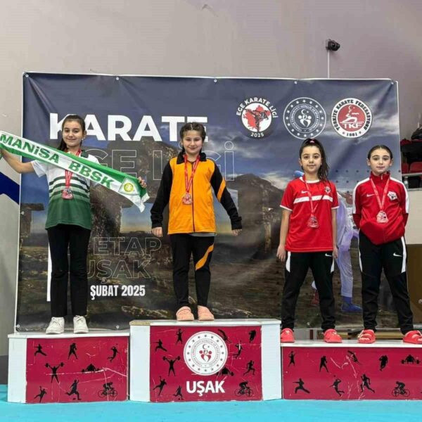 Manisa Büyükşehir Belediyespor Karate Takımı sporcuları-1