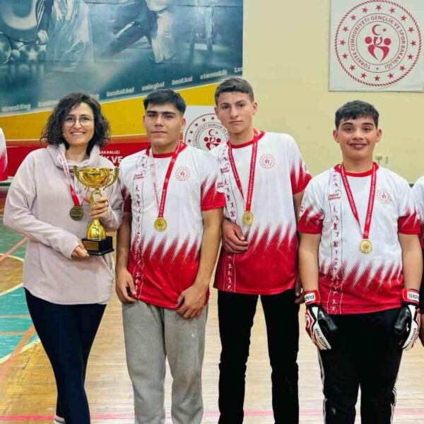 Manisa'da futsal müsabakalarında Germiyanoğulları Mesleki ve Teknik Anadolu Lisesi'nin özel öğrencileri-1