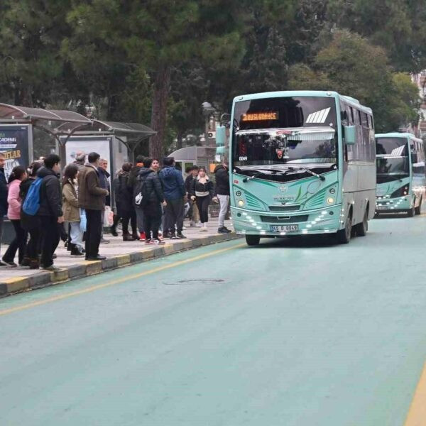 Manisa'daki öğrencilerin güvenli ve sorunsuz bir şekilde okullarına ulaşmaları için toplu taşıma hizmetlerinde yapılan artırımlar-2