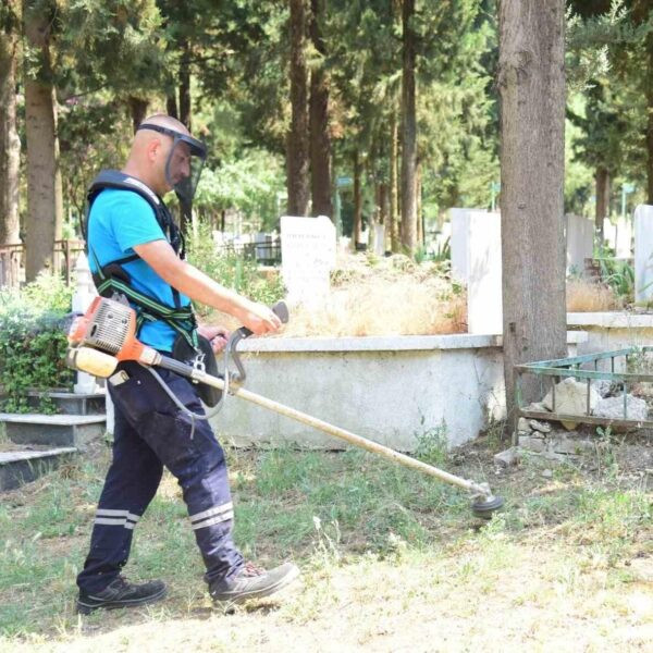 Manisa mezarlığında temizlik çalışmaları-1