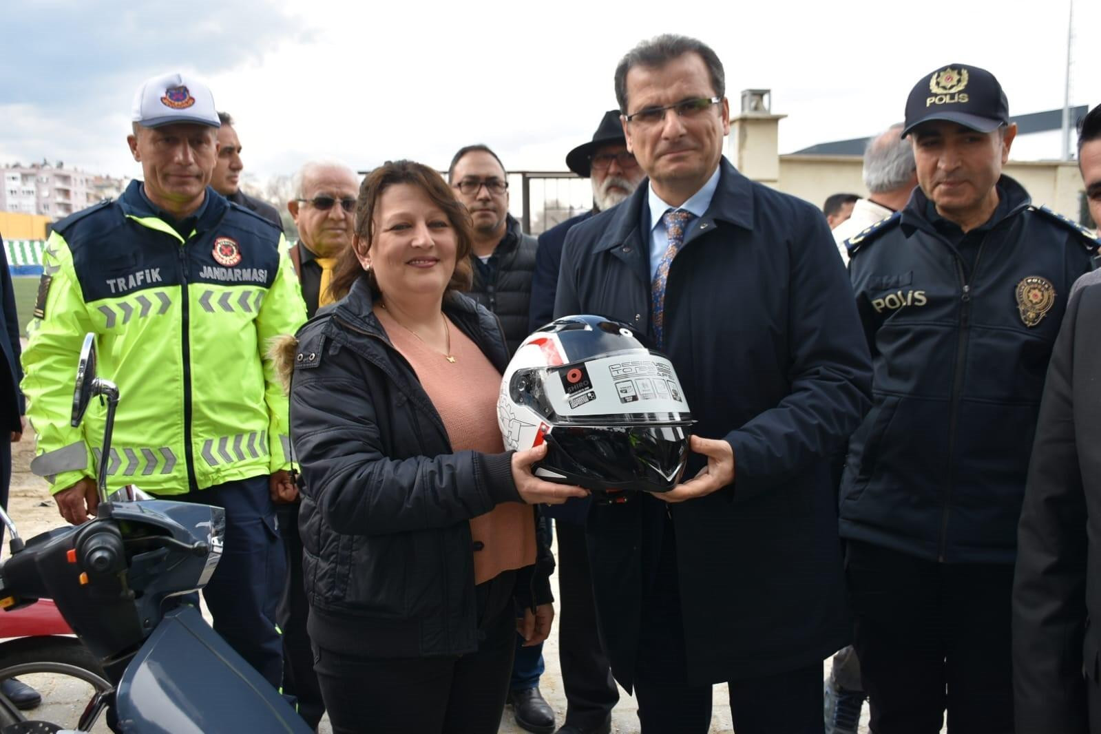 Manisa Salihli’de Motosiklet Sürücülerine 100 Ücretsiz Kask Dağıtımı