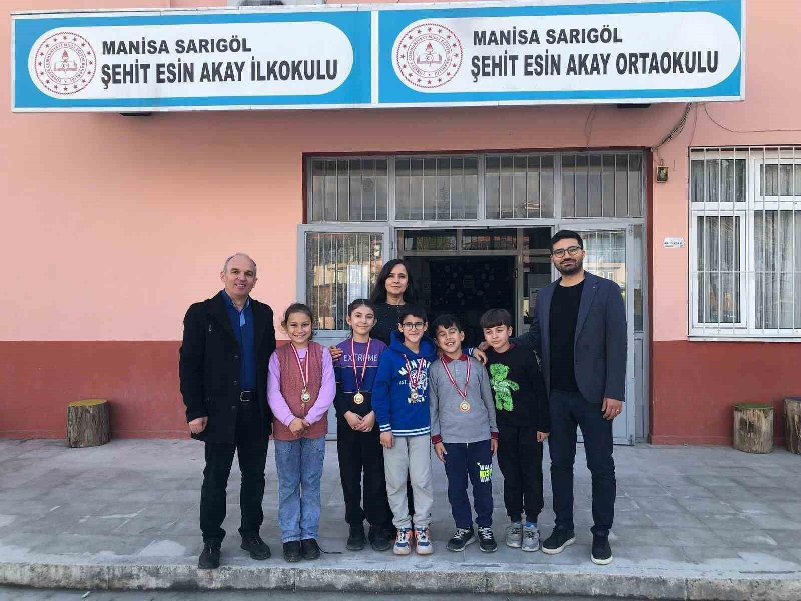 Manisa Sarıgöl’de Şehit Esin Akay İlkokulu Öğrencileri Zeka Oyunlarında Başarı