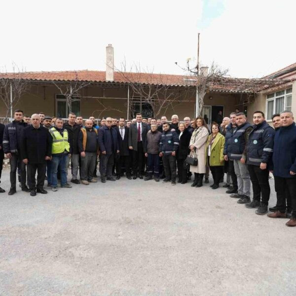 Manisa Su ve Kanalizasyon İdaresi ekiplerinin Selçikli Mahallesi'nde yaptıkları su hattı döşeme çalışması.-2