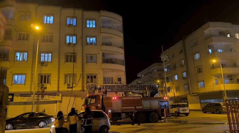 Mardin Nusaybin'de Bina Çatı Yangını Söndürüldü 1