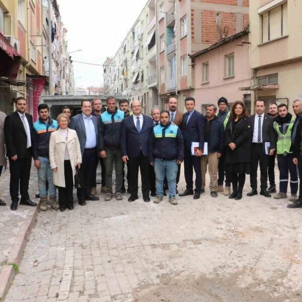 MASKİ Genel Müdür Yardımcısı Doç. Dr. Özgür Avşar, Akhisar ilçesinde alt yapı çalışmaları hakkında bilgi alıyor.-1