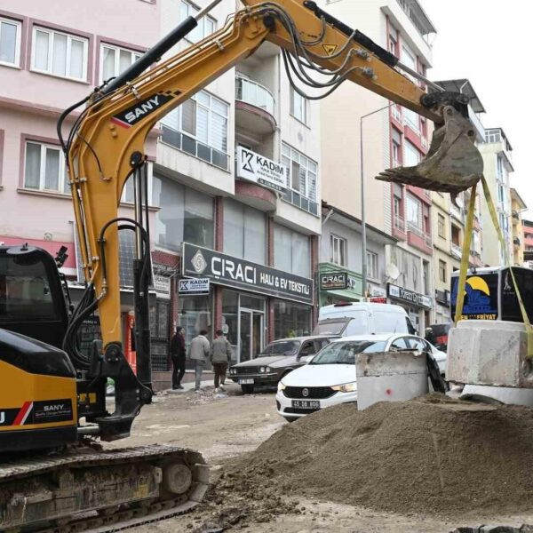 MASKİ Genel Müdürü Talat Postacı, Demirci ilçe merkezinde alt yapı çalışmalarını yerinde inceliyor.-5