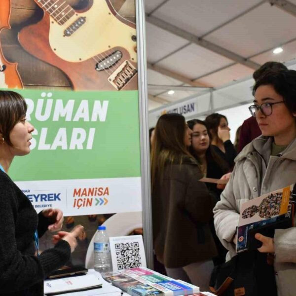 MASMEK standında öğrencilerle ilgilenen Manisa Büyükşehir Belediyesi yetkilileri-2