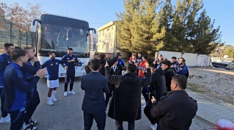 Mazıdağı Fosfat Spor Kulübü Futbolcuları, Düğün Konvoyla Karşılaşınca Damadı İndirip Çiftetelli Oynadı 1