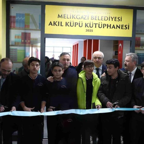 Melikgazi Belediye Başkanı Doç. Dr. Mustafa Palancıoğlu, Akıl Küpü Kütüphanesi'nin açılışını gerçekleştiriyor.-1