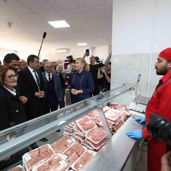 Merkezefendi Belediye Başkanı Şeniz Doğan Halk Market'i açıyor.-3