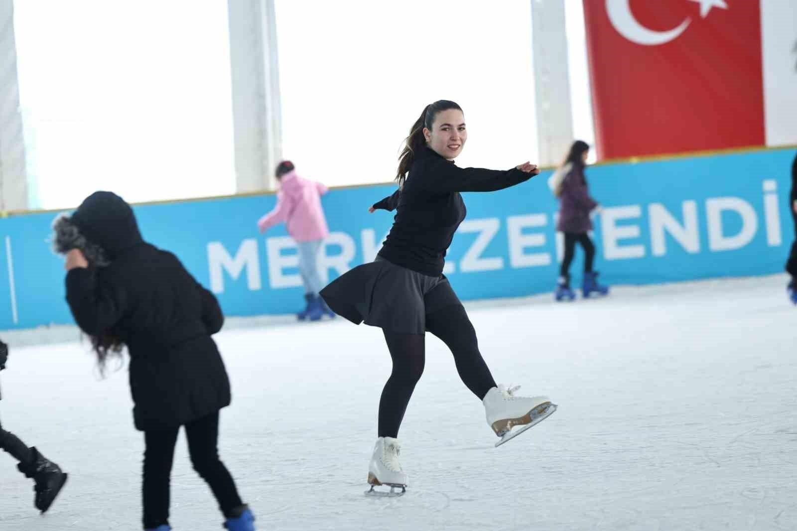 Merkezefendi Belediyesi’nin Buz Pateni Pisti Aileleri ve Çocukları Yoğun İlgiyle Karşıladı