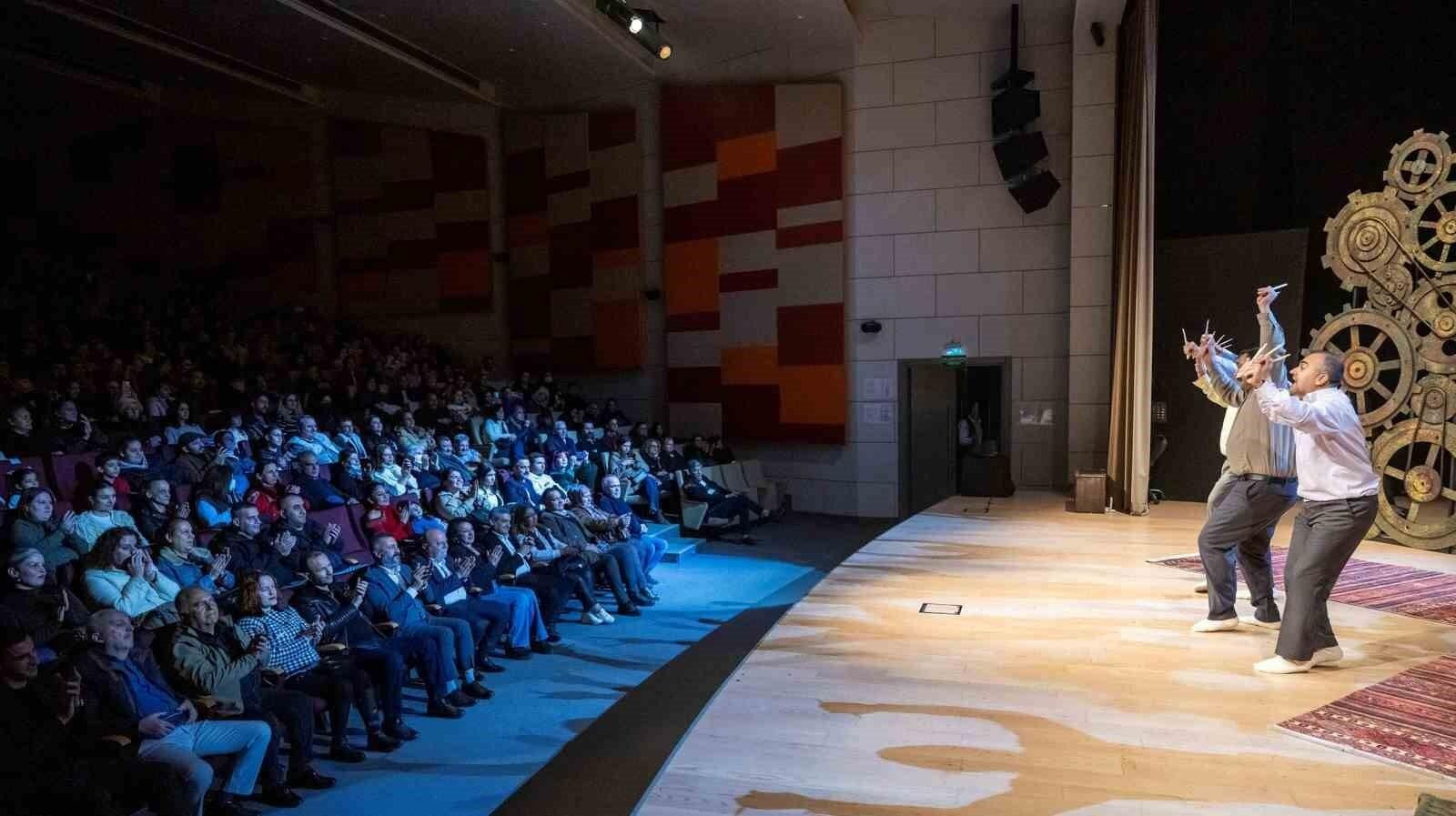 Mersin Büyükşehir Belediyesi’nin Şehir Tiyatrosu, Tarsus’ta ‘Misafir’ adlı oyunla izleyicileri büyüled