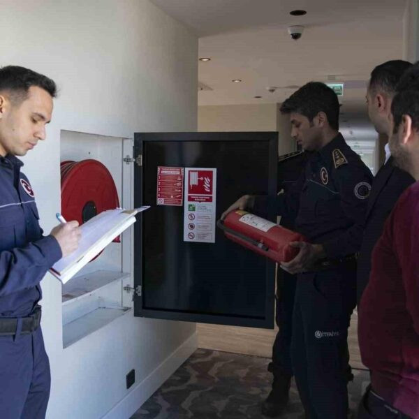 Mersin'deki bir otelde yangın güvenliği incelemeleri-2