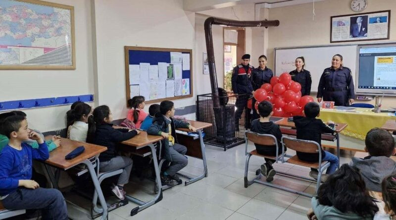 Mersin Jandarma'sı Mezitli İlkokulu'ndaki Öğrencileri 'Güvenli Okul Güvenli Gelecek' Projesi ile Bilgilendiriyor 1