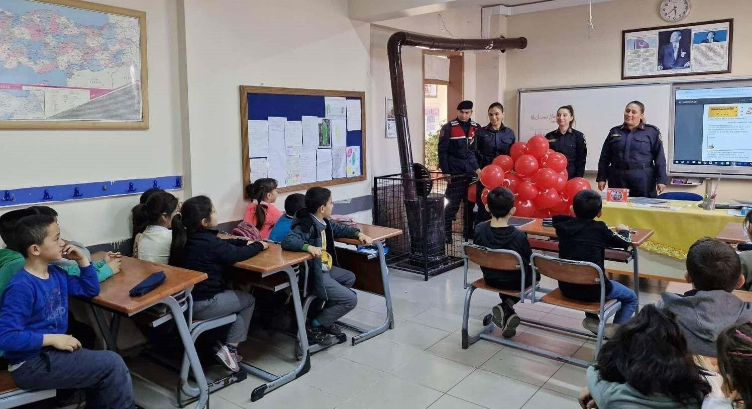 Mersin Jandarma’sı Mezitli İlkokulu’ndaki Öğrencileri ‘Güvenli Okul Güvenli Gelecek’ Projesi ile Bilgilendiriyor