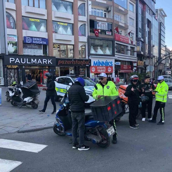 Motosikletli kuryeler trafik kurallarına uyuyor