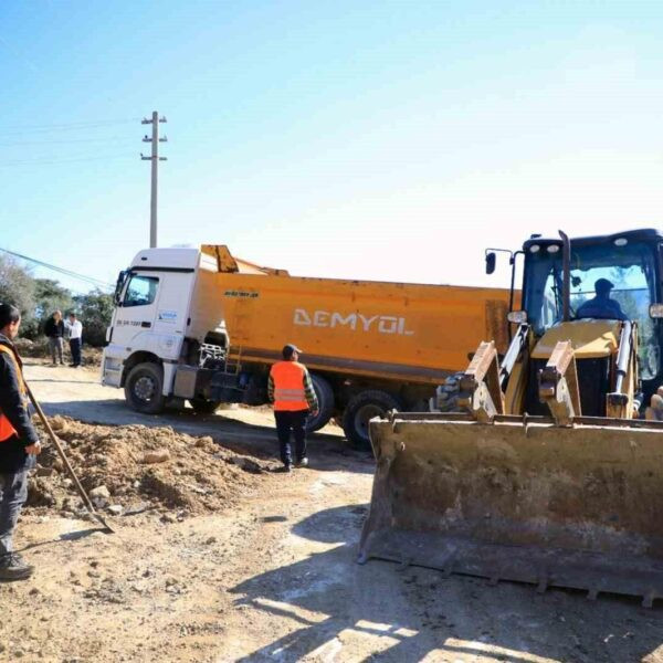 Muğla Büyükşehir Belediyesi ekipleri yol yapım çalışmaları yapıyor.-1