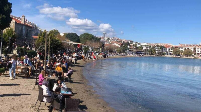 Muğla Datça'da Badem Çiçeği Festivali ve Güneşli Hava ile Plajlar Doldu 1