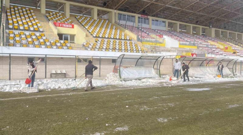 Muş Şehir Stadyumu'nda Kar Temizleme Çalışmaları Tamamlandı, Muşspor - Bursaspor Maçı İçin Hazırlıklar Tamamlandı 1