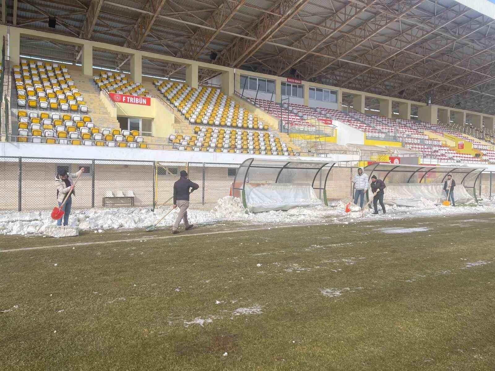 Muş Şehir Stadyumu’nda Kar Temizleme Çalışmaları Tamamlandı, Muşspor – Bursaspor Maçı İçin Hazırlıklar Tamamlandı