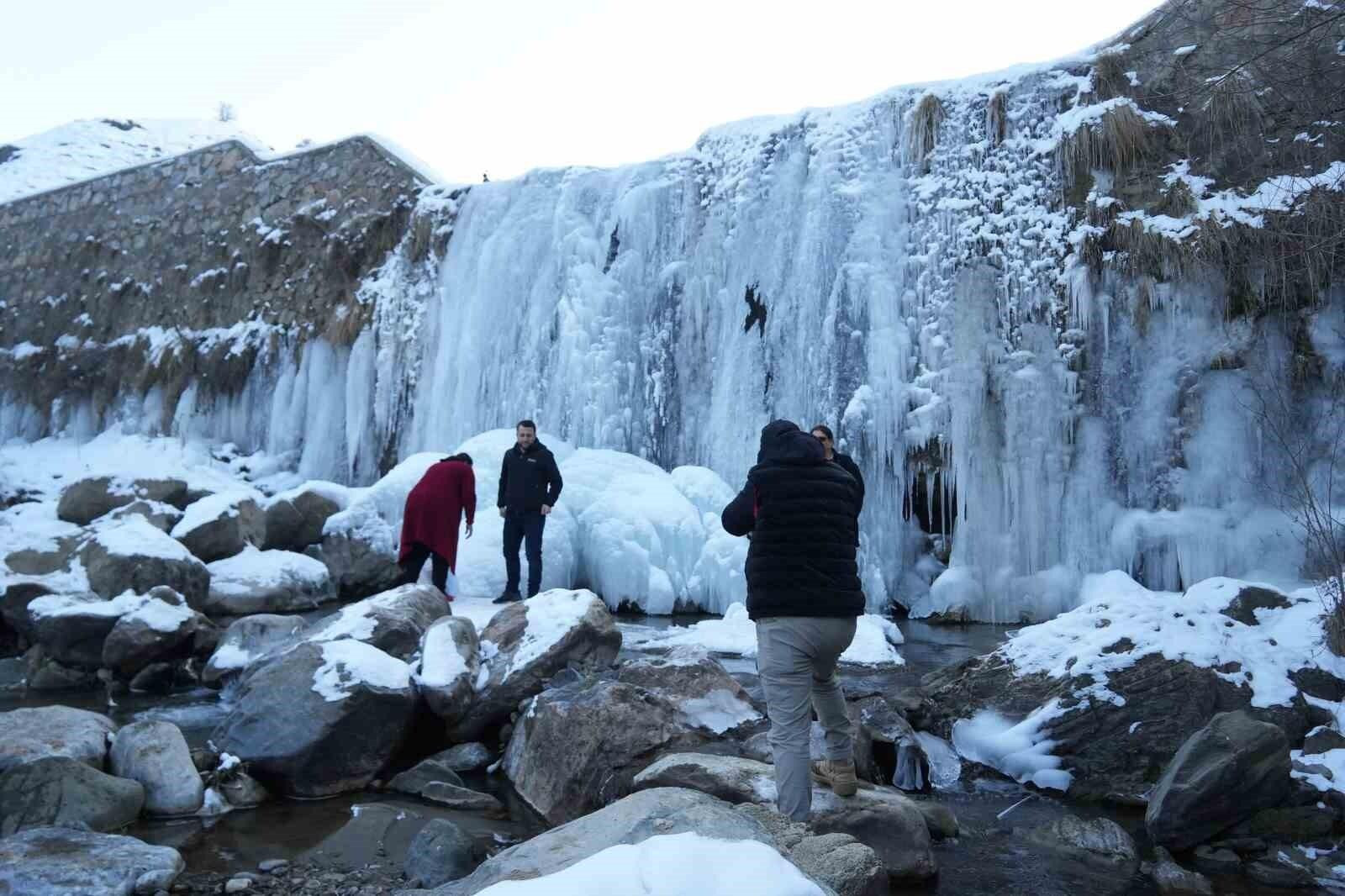 Muş’ta Çar Çayı Şelalesi Dondu, Görsel Bir Şölen Sunuyor