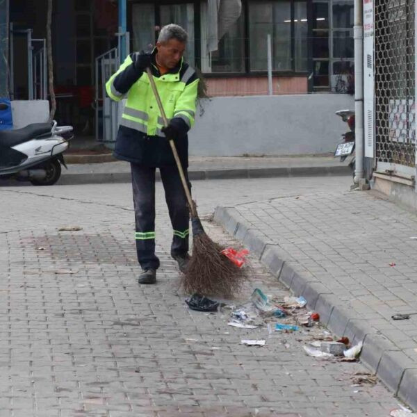 Nazilli Belediyesi ekipleri mahalle caddelerini temizliyor.-3