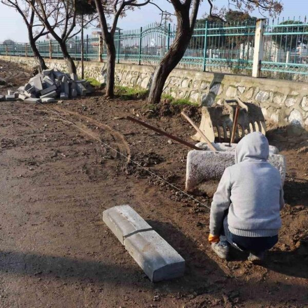 Nazilli Belediyesi ekiplerinin Yeşilyurt Mahallesi'nde kaldırım yapım çalışmaları-1