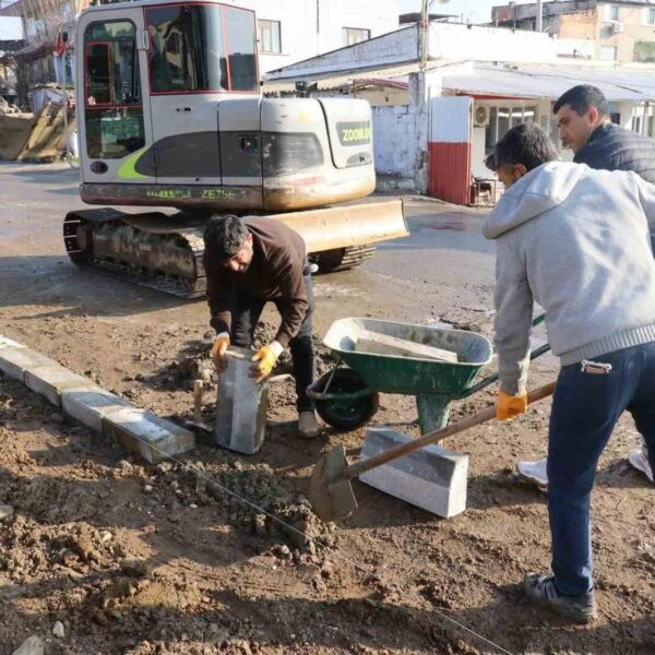 Nazilli Belediyesi ekiplerinin Yeşilyurt Mahallesi'nde kaldırım yapım çalışmaları-3