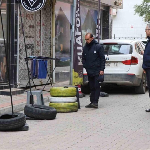 Nazilli Belediyesi Zabıta ekiplerinin kaldırımlardaki izinsiz dubaları ve panoları toplayışı-1