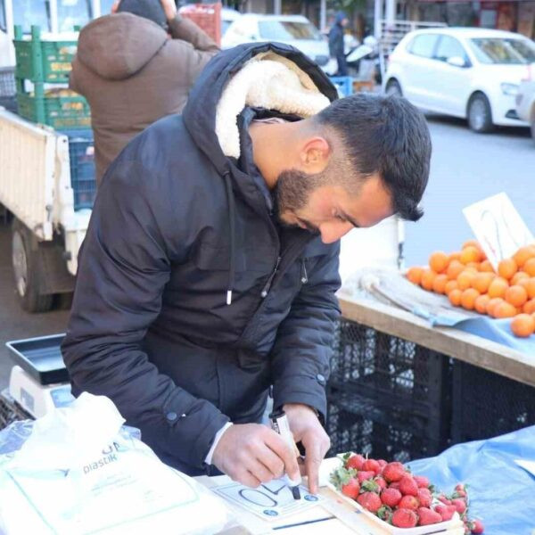 Nazilli Belediyesi Zabıta Müdürlüğü ekiplerinin Perşembe Pazarı'nda fiyat etiketi dağıtımı-3