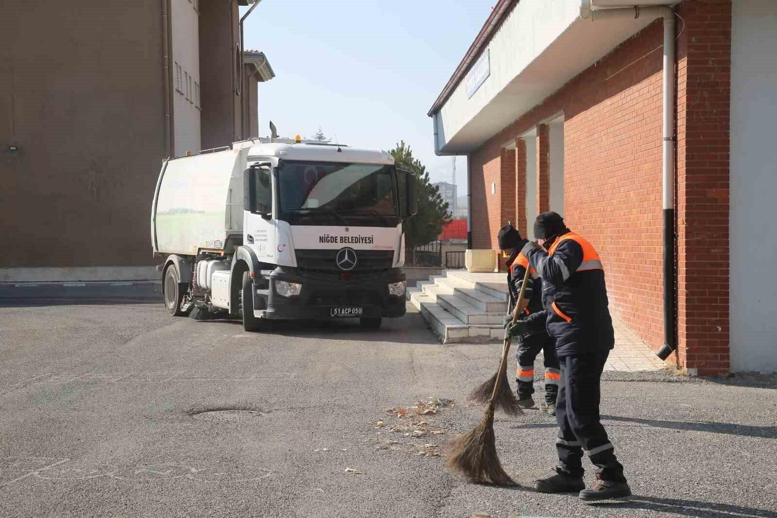 Niğde Belediyesi Okul Bahçelerini Temizleyerek Yeni Döneme Hazırladı