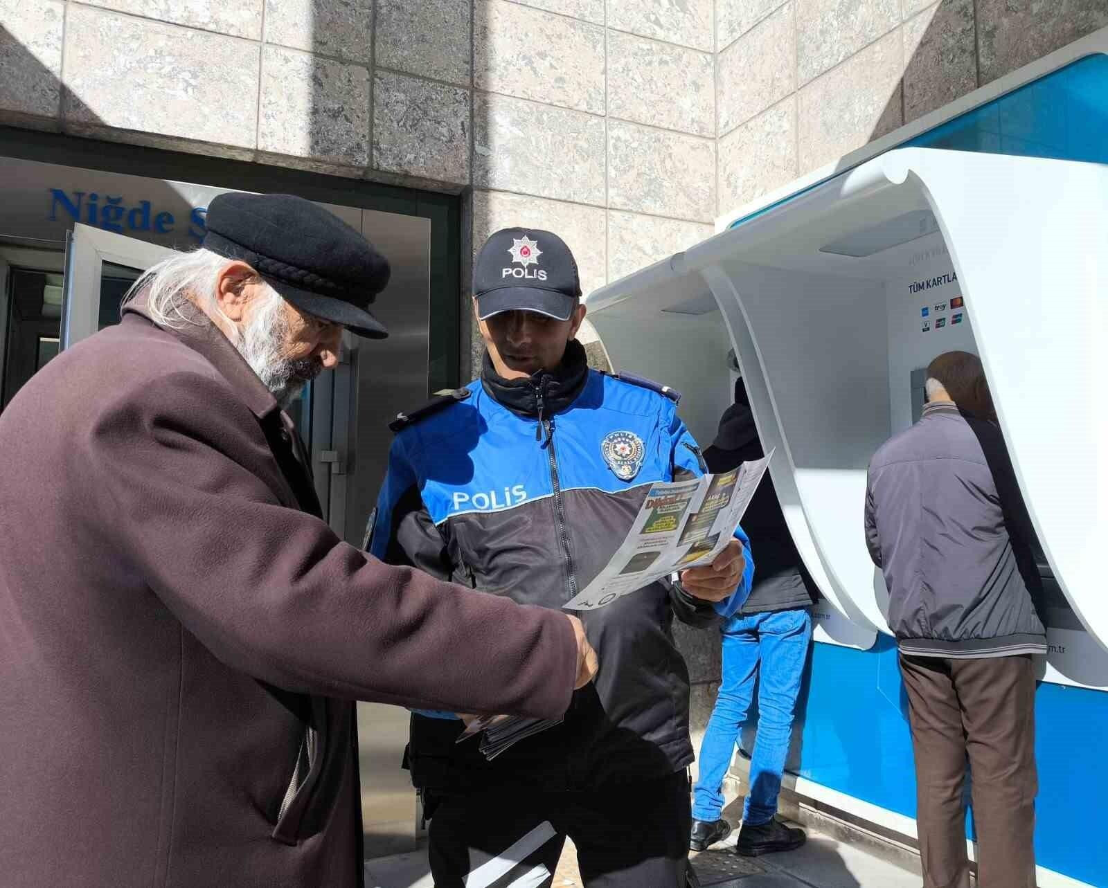 Niğde Polisi Vatandaşları İletişim Yoluyla Dolandırıcılıktan Korumak İçin Bilinçlendirme Çalışması Yaptı