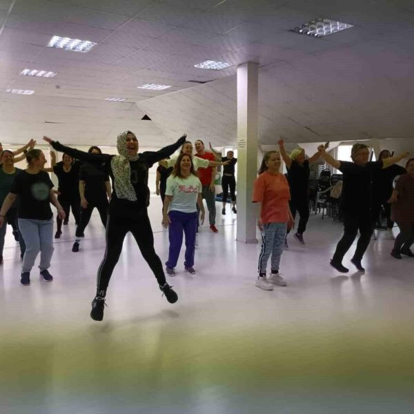 Odunpazarı Belediyesi'nin sunduğu spor hizmetlerindeki kadınların mutlu ve sağlıklı yüzleri.-2