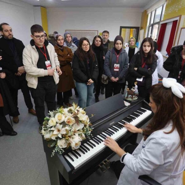 Öğrenciler Canik Özdemir Bayraktar Keşif Kampüsü'nde atölyeleri inceliyor.-5