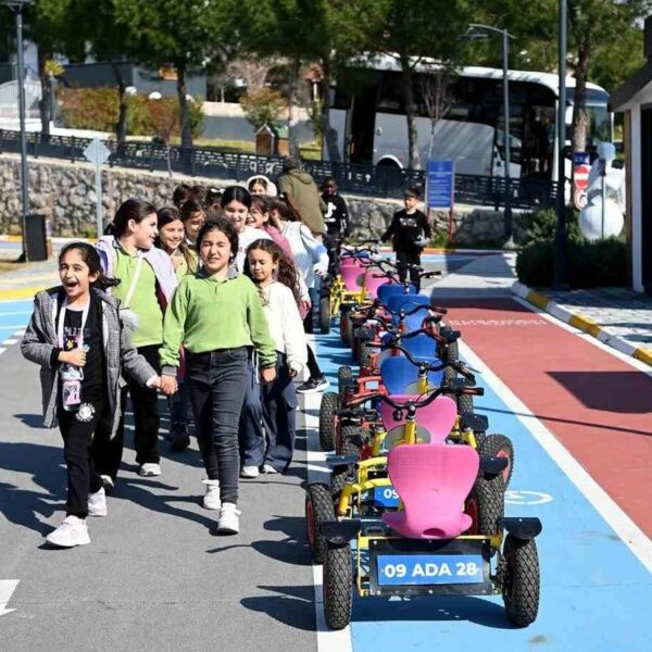 Öğrenciler Şehit Fethi Sekin Trafik ve Eğitim Parkı'nda trafik kurallarını öğreniyorlar.-1